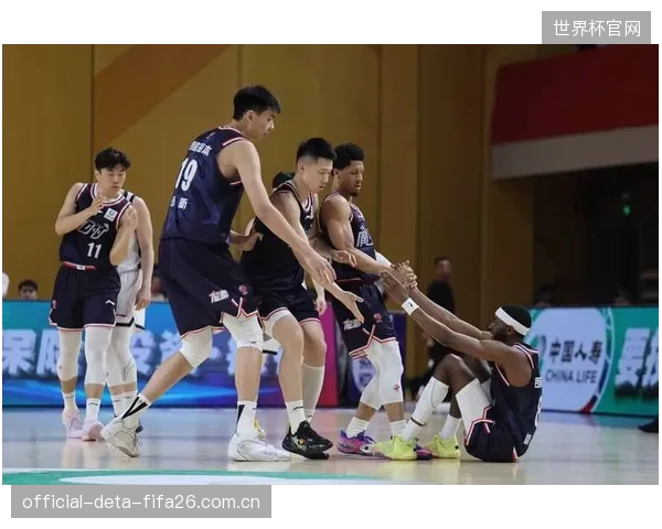 广东队季后赛内线防守体系崩溃,篮板球劣势成出局主因。 广东队季后赛内线防守体系崩溃,篮板球劣势成出局主因。